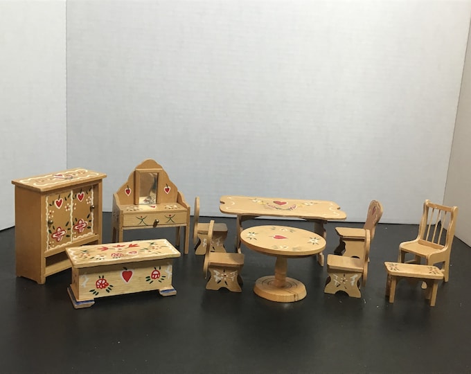 Beautiful set of doll house furniture