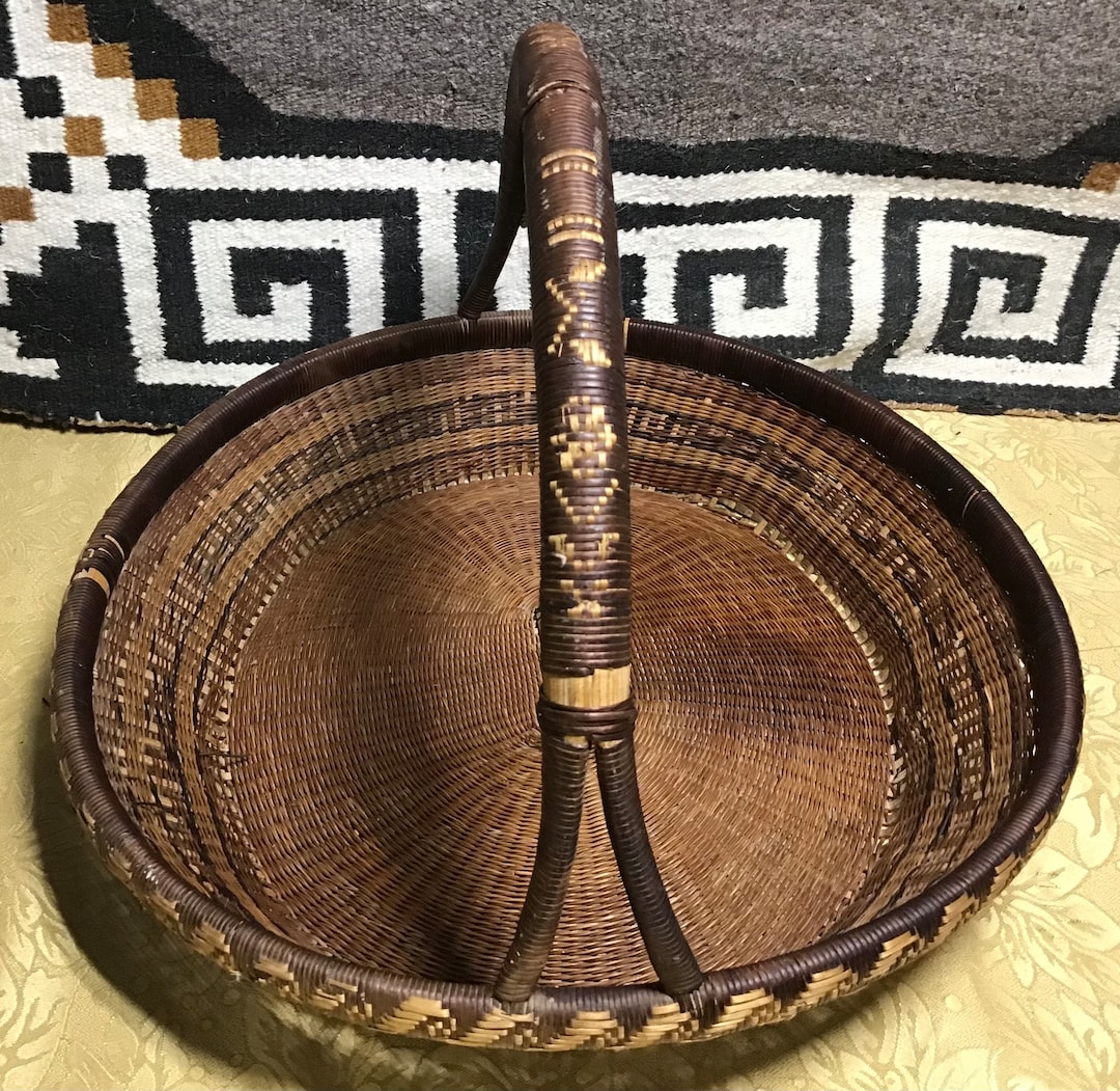 インド手作りバスケット 彫刻されたハンドルが付いた手作りのホピ族インディアンの編み込み穀物