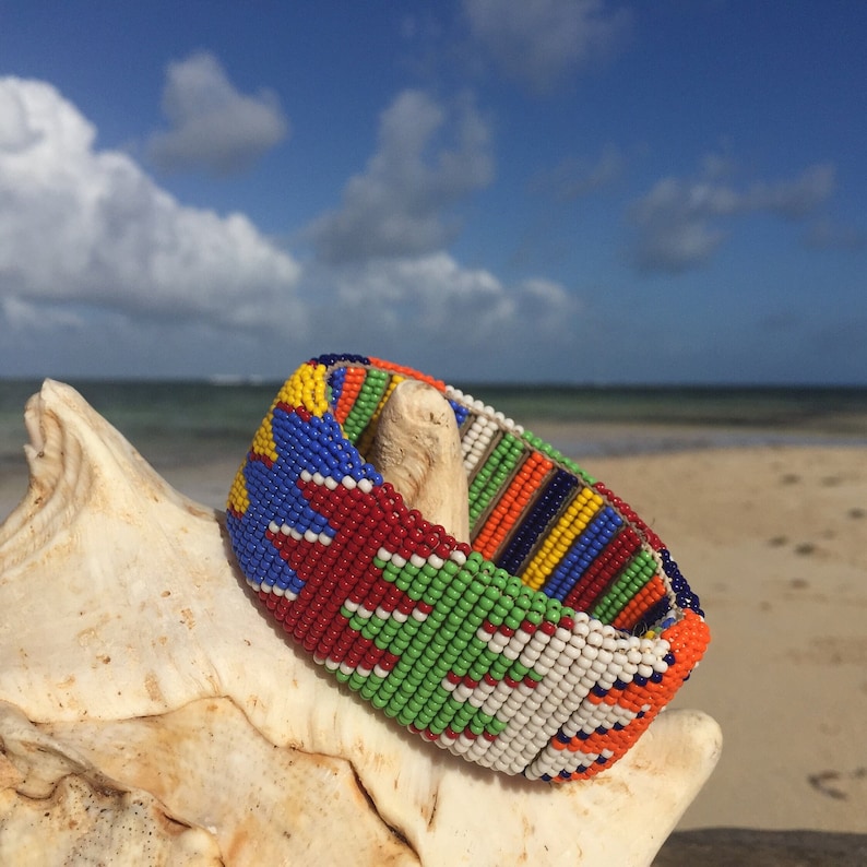 Original pulsera Masai para hombre/mujer de Kenia hecha a mano en abalorios multicolor, una creación artesanal única. imagen 1