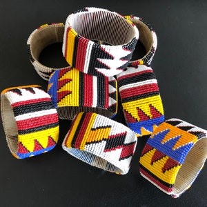 Bracelet Masai homme/femme Kenya original fait main en perles multicolores, création artisanale haut de gamme et unique.