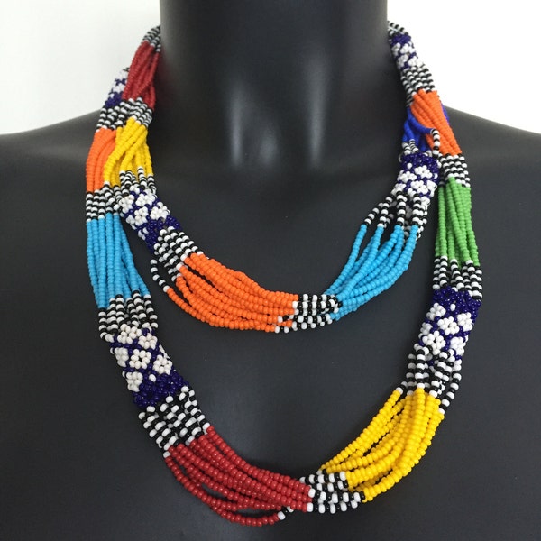 Collier tribal Kenya Masai original fait main en perles multicolores, création artisanale unique.