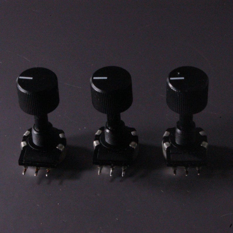 Boutons de commande électromécaniques – Étude des matériaux industriels (3 pièces) image 2