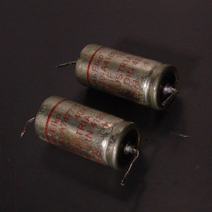 Condensatori vintage – Grandi componenti elettronici dorati per steampunk e tecniche miste (set da 2)