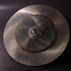 Industrial Saw Blade Clock – Brutalist Wall Object – Raw Steel Patina – Handmade Clock Hands