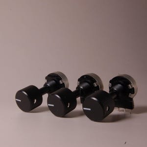 Botões de controle eletromecânicos – Estudo de materiais industriais (3 peças)