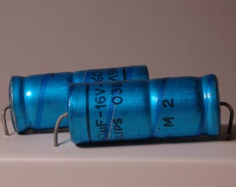 Paire de gros condensateurs bleus | Objet électronique industriel de forme cylindrique