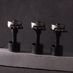 Peut inclure: Ensemble de trois vases en c&eacute;ramique de hauteurs diff&eacute;rentes. Les vases ont une finition mate dans les tons cr&egrave;me, beige et marron. Le vase le plus haut mesure environ 25 cm.