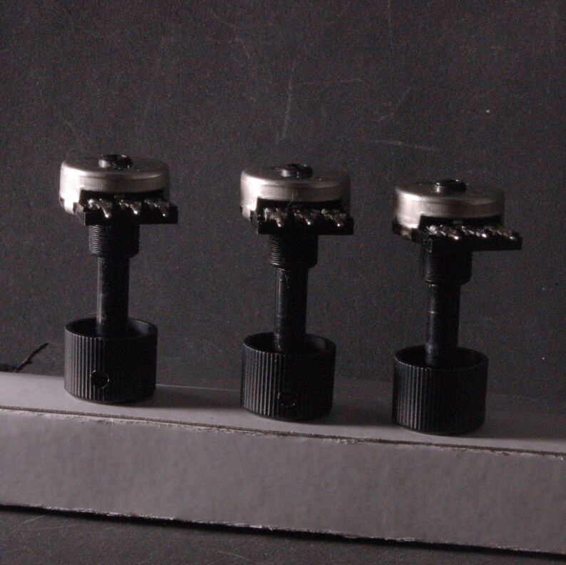 Peut inclure: Ensemble de trois vases en c&eacute;ramique de hauteurs diff&eacute;rentes. Les vases ont une finition mate dans les tons cr&egrave;me, beige et marron. Le vase le plus haut mesure environ 25 cm.