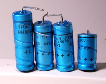 Étude de forme industrielle – Ensemble de condensateurs, 4 pièces, objet minimaliste en matière de matériaux