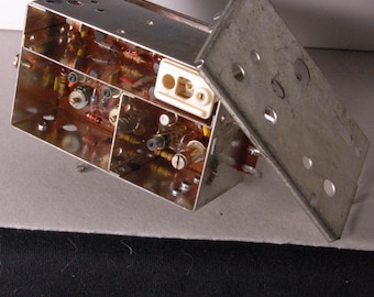 Caixa de Tesouros Eletrônicos – Placa de Circuito Montada em Caixa Metálica | Objeto Industrial | Componentes Analógicos