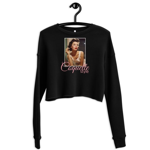 Sweatshirt Crop-Top Col Rond Féminin - Image Femme Années 50 par IA, Inscription Cursive "Coquette Style" - Tendance 2024