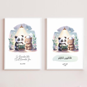 Puede incluir: Dos animales ilustrados, un panda y un oso, están sentados juntos leyendo un libro. El panda lleva un sombrero blanco y el oso lleva un sombrero azul. El fondo es un cielo azul claro con estrellas y una luna. El texto en la imagen dice "So Remember Me I Will Remember You" y "Quran 2:152".