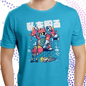 Peut inclure: Un t-shirt bleu turquoise avec un imprimé graphique d'un personnage de jeu vidéo rouge et jaune. Le personnage tient une épée et le texte japonais "新春 召喚" est imprimé sur le t-shirt.