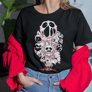 Peut inclure: T-shirt noir avec un imprimé graphique d'un fantôme blanc de dessin animé entouré de plusieurs petits fantômes.