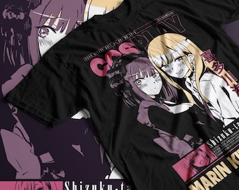 Puede incluir: Camiseta negra con un diseño gráfico rosa y blanco con dos personajes de anime. El texto "Cosplay" está en rosa y el texto "Shizuku-ta" está en negro. El texto "Marin Kitagawa" está en rosa y blanco.