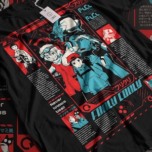 Puede incluir: Camiseta negra con un diseño gráfico que presenta personajes de la serie de anime "FLCL" (Fooly Cooly). El diseño incluye el texto "Fooly Cooly" y "FLCL" en una fuente futurista. Los personajes se representan en una pose dinámica, con un esquema de color rojo, azul y blanco.