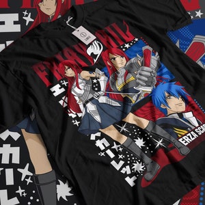 Peut inclure: T-shirt noir avec un imprimé graphique de trois personnages d'anime de la série Fairy Tail. Les personnages sont Erza Scarlet, Natsu Dragneel et Gray Fullbuster. Le t-shirt porte l'inscription "Fairy Tail" imprimée en rouge et blanc.