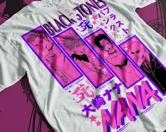 Puede incluir: Camiseta blanca con un diseño gráfico rosa y morado que presenta la banda Black Stones. El gráfico incluye el nombre de la banda, los caracteres japoneses para "Nana" y los nombres de los miembros de la banda: Nana, Nobu, Shin y Yasu.
