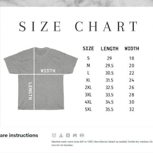 Może przedstawiać: Tabela rozmiar&oacute;w dla koszulki z wymiarami w calach. Tabela pokazuje długość i szerokość koszulki w r&oacute;żnych rozmiarach, od S do 5XL. Tabela zawiera r&oacute;wnież instrukcje dotyczące pielęgnacji koszulki.