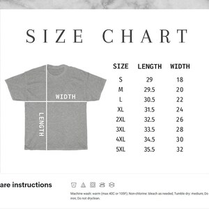 Peut inclure: Tableau des tailles pour un t-shirt avec des mesures en pouces. Le tableau indique la longueur et la largeur du t-shirt dans diff&eacute;rentes tailles, de S &agrave; 5XL. Le tableau comprend &eacute;galement des instructions d'entretien pour le t-shirt.