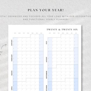 K&ouml;nnte beinhalten: Ein Jahresplaner mit hellblauem und wei&szlig;em Design. Der Text "PLAN YOUR YEAR!" steht oben, mit dem Text "TWENTY & TWENTY SIX" darunter. Die Monate sind vertikal aufgef&uuml;hrt.