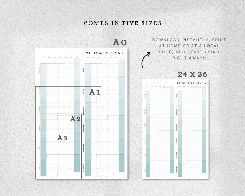 K&ouml;nnte beinhalten: Ein minimalistisches Kalenderdesign in Blau- und Wei&szlig;t&ouml;nen, das f&uuml;nf Gr&ouml;&szlig;enoptionen zeigt. Der Text lautet "Comes in Five Sizes" und "Twenty & Twenty Six". Das Design ist sauber und modern.