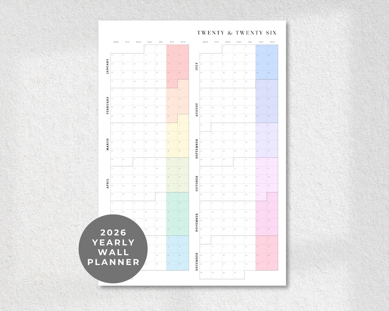 K&ouml;nnte beinhalten: Ein Jahresplaner 2026 im minimalistischen Design. Der Kalender hat einen wei&szlig;en Hintergrund mit einem Rasterlayout f&uuml;r jeden Monat. Vertikale Spalten sind in Pastellt&ouml;nen farbcodiert. Der Text "Twenty & Twenty Six" steht oben.