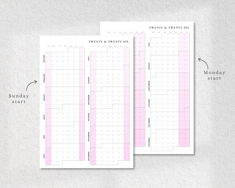 K&ouml;nnte beinhalten: Zwei vertikale Jahreskalender zum Ausdrucken mit minimalistischem Design. Die Kalender sind wei&szlig; mit rosa Akzenten und tragen den Text "TWENTY & TWENTY SIX". Ein Kalender beginnt am Sonntag, der andere am Montag.