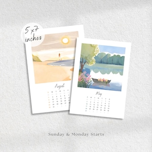 Può includere: Due calendari di 12,7 x 17,8 cm con illustrazioni ad acquerello. Uno mostra una scena di spiaggia per agosto, l'altro una scena di lago per maggio. I calendari iniziano domenica e lunedì. Il calendario di agosto mostra una persona sulla spiaggia. Il calendario di maggio mostra una barca sul lago.