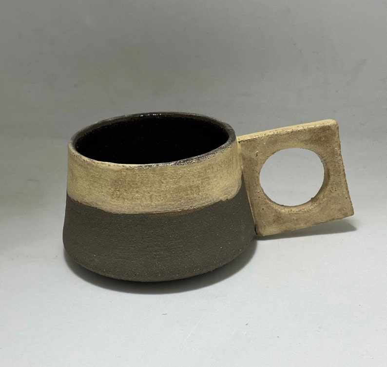 Handgemaakte keramische steengoed mok met speciaal handvat, moderne steengoed koffiemok voor koffieverslaafde, blauwe en bruine theekop voor keukendecoratie afbeelding 8