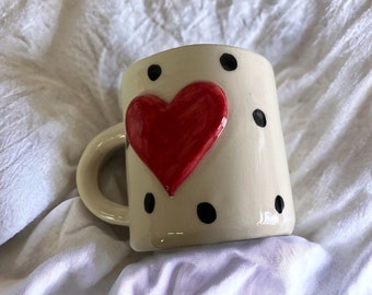 Handgemaakte keramische mok met verhoogd rood hartmotief en zwarte stippen: ambachtelijke charme voor uw koffiemomenten, cadeau voor Moederdag