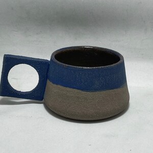Handgemaakte keramische steengoed mok met speciaal handvat, moderne steengoed koffiemok voor koffieverslaafde, blauwe en bruine theekop voor keukendecoratie afbeelding 9
