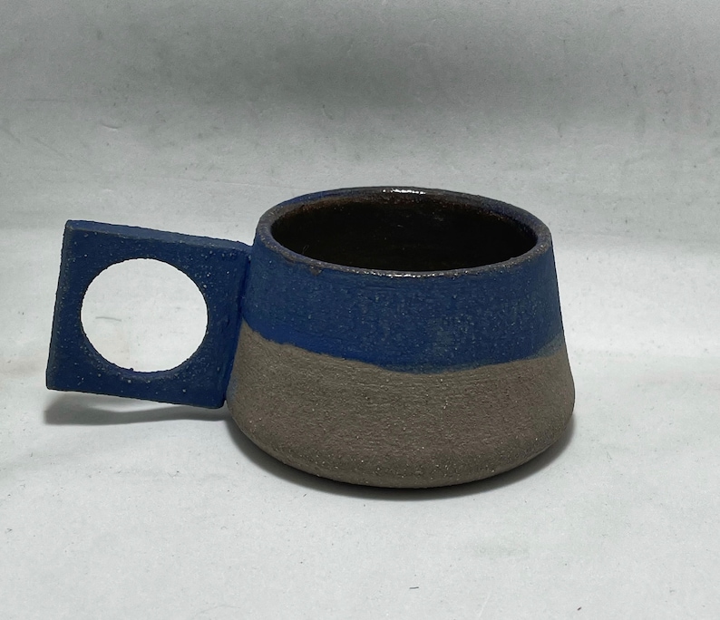 Handgemaakte keramische steengoed mok met speciaal handvat, moderne steengoed koffiemok voor koffieverslaafde, blauwe en bruine theekop voor keukendecoratie afbeelding 9
