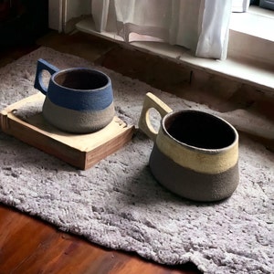 Handgemaakte keramische steengoed mok met speciaal handvat, moderne steengoed koffiemok voor koffieverslaafde, blauwe en bruine theekop voor keukendecoratie afbeelding 1