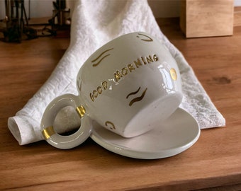 Set tazza e piattino in ceramica fatti a mano: "Buongiorno" con accenti neri e dorati opzionali