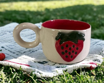 Tazza in ceramica fatta a mano con fragola rossa in rilievo per l'amico bevitore di caffè amante della frutta