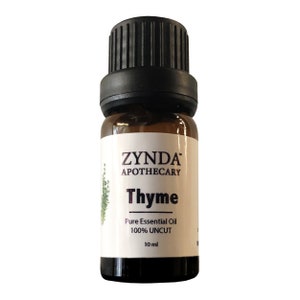 Könnte beinhalten: Eine 10 ml braune Glasflasche mit Thymian-Ätherischem Öl und schwarzem Verschluss. Das Etikett lautet "ZYNDA' APOTHECARY Thyme Pure Essential Oil 100% UNCUT".