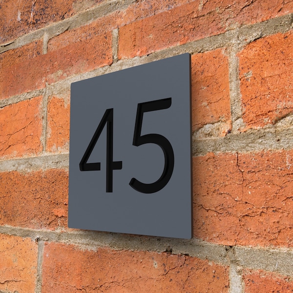 Tabliczka z numerem domu w kolorze antracytowej szarości, wykonane na zamówienie nowoczesne kwadratowe tabliczki adresowe domu