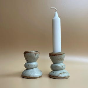 Handgjorda Shabbat-ljusstakar – Vitt och kastanjefärgat stengods – Set med 2 minimalistiska judaiska ljusstakar – Organic Modern