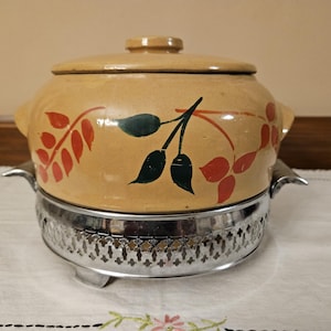 Pot de haricots vintage peint à la main en céramique des années 1970 avec couvercle et support.