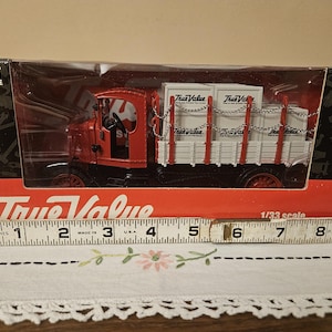 vintage True Value Scale Truck à collectionner.  Camion à plateau Mack de 1918.  Neuf dans la boîte.
