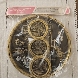 Plateau vintage souvenir de l'Alaska avec 6 sous-verres noir et or. Le plateau est décoré de beaux bleus verts et blancs pour ne pas m'absenter. Dans son emballage d'origine
