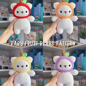 Puede incluir: Cuatro peluches de osos bebés de ganchillo, cada uno con un sombrero con temática de frutas. Los sombreros son rojos, naranjas, amarillos y morados. Los osos son blancos con ojos negros y nariz marrón. Se muestra el texto "BABY FRUIT BEARS PATTERN".
