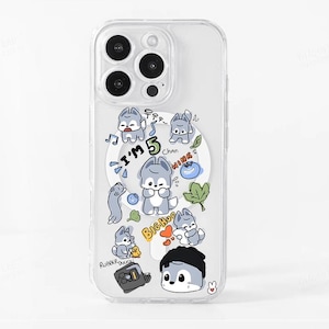 Könnte beinhalten: Transparente Handyhülle mit einem Cartoon-Design mit einem grauen Wolf-Charakter. Das Design enthält den Text "I'M 5", Noten, Blaubeeren und die Wörter "BIG HUG" und "Rubber Ducky".