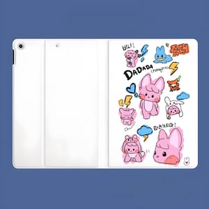 Può includere: Custodia bianca per tablet con un design a cartoni animati colorato. Il design presenta coniglietti rosa, fulmini blu e testo coreano. La custodia è chiusa, mostrando la copertina anteriore con il design.