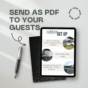 Op de afbeelding: Een digitale tablet met een gids voor het opzetten van een buitenbioscoop. De gids bevat afbeeldingen van een draagbare tafel, stoelen, een projector en een scherm. De tekst op de tablet luidt "outdoor SET UP" en somt de benodigde items op voor de opstelling.