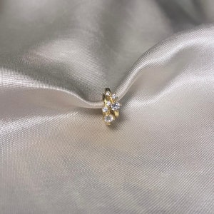 Kleine gouden Huggie-oorbellen - 14k verguld, bruidsmeisjeoorbellen, sierlijke oorbellen, statementoorbellen