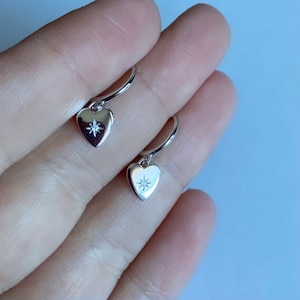 Loveheart Silver Huggie Earring - 925 zilver, sierlijke oorbellen, stapeloorbellen, hoepeloorbel