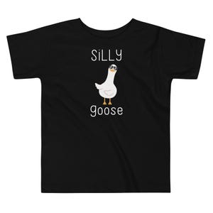 Silly Goose 幼児用 T シャツ – 柔らかいコットン シャツ、環境に優しい幼児用服、面白い子供用シャツ、ベビーシャワー ギフト、かわいい幼児用ギフト
