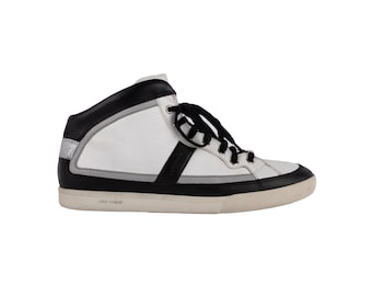 Zapatillas blancas y negras